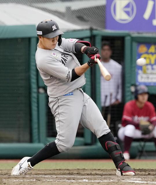 ９回、山口が左中間に本塁打を放つ