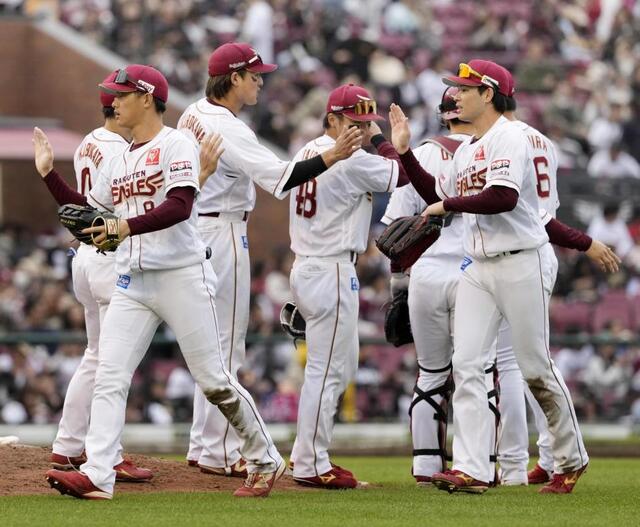 ロッテに勝利し、タッチを交わす楽天ナイン