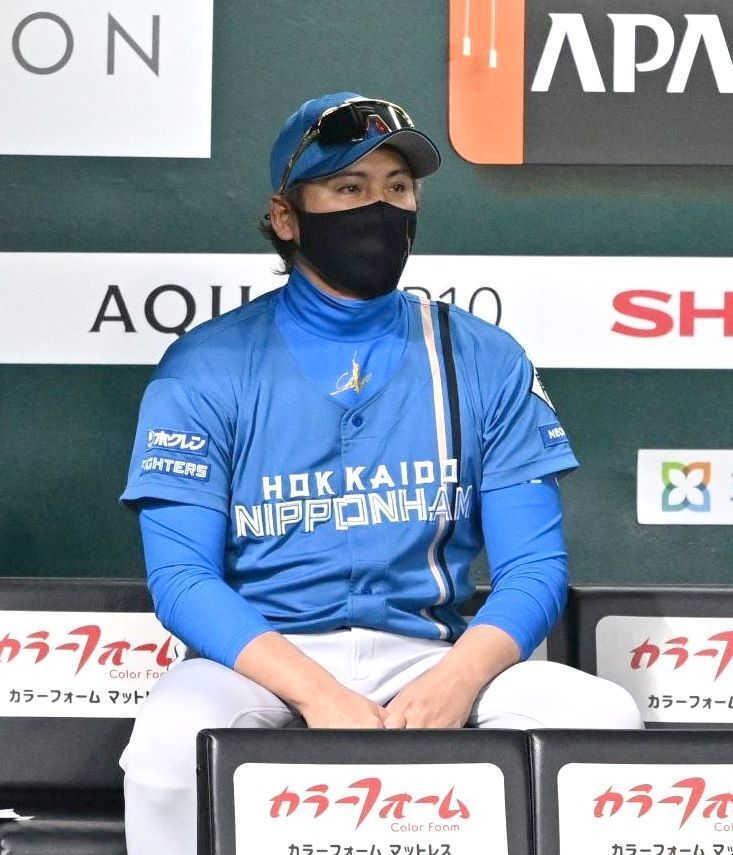 　９回、ベンチから戦況を見守る新庄