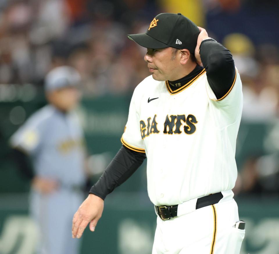 完封負けで３連敗を喫した阿部監督（撮影・伊藤笙子）