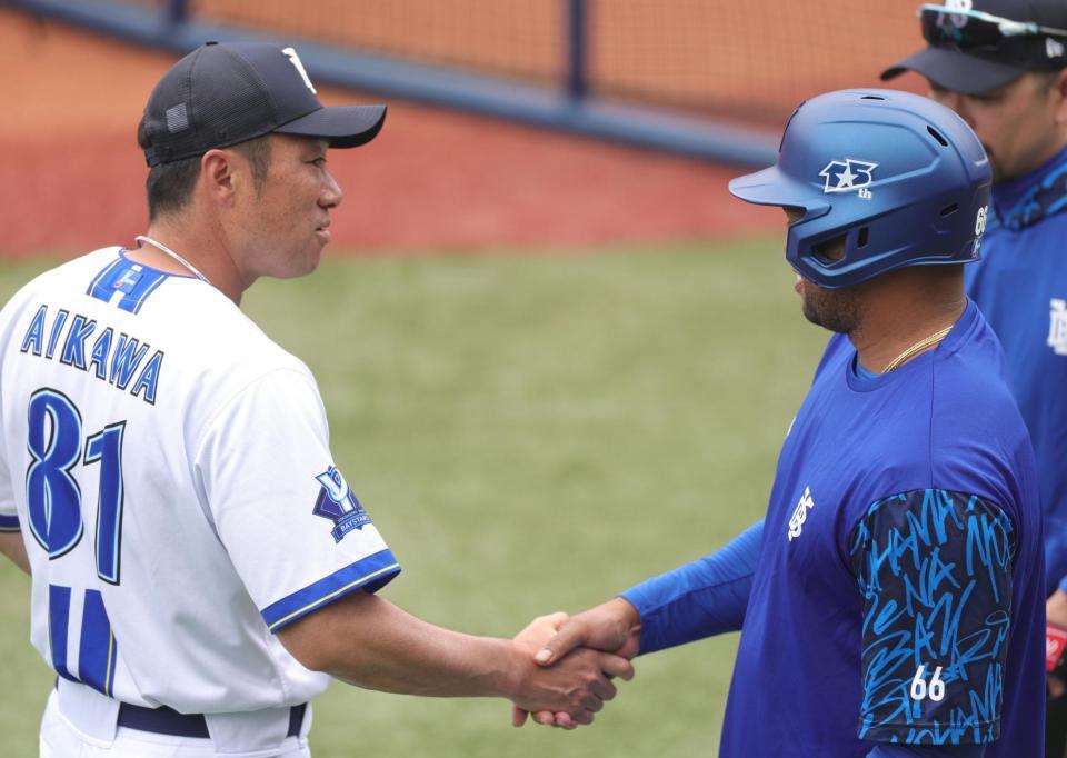 握手する相川監督（左）とビシエド（撮影・石井剣太郎）