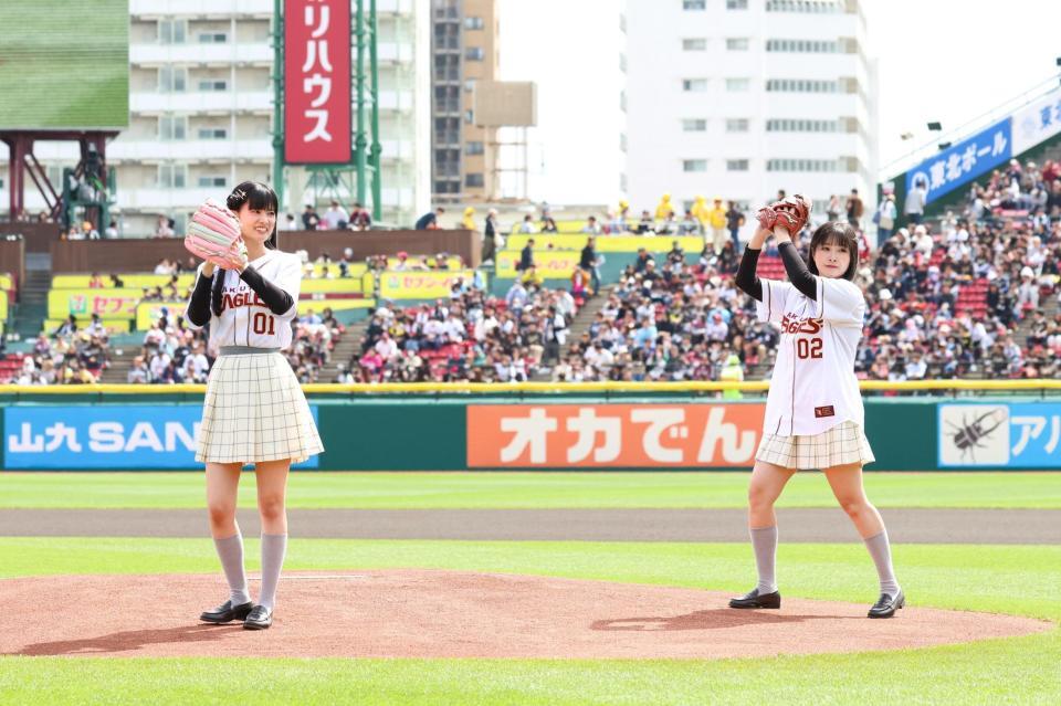 始球式に臨んだ相良茉優（右）と大西亜玖璃（楽天野球団提供）＝２３日