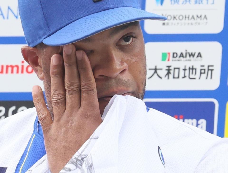 目頭を押さえるビシエド（撮影・石井剣太郎）
