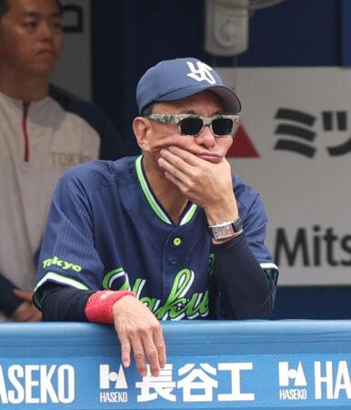 ４回、戦況を見守る池山監督（撮影・石井剣太郎）