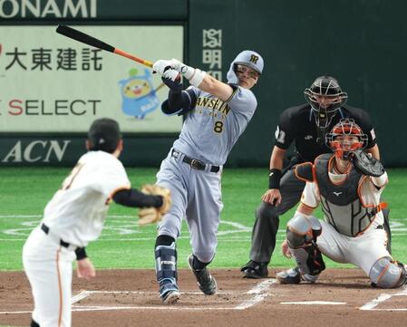 ２回、右前打を放つ佐藤輝（２４日）