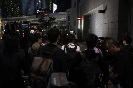 阿部慎之助容疑者が勾留されている渋谷警察署に集まった報道陣