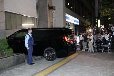 阿部慎之助容疑者が勾留されている渋谷警察署に入る車