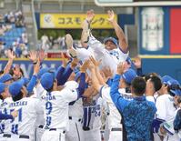 　胴上げされるビシエド（撮影・石井剣太郎）