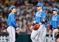 　３回、追加点を許した北山（左）のもとに集まる日本ハムナイン