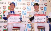 トークで盛り上がるＤｅＮＡ・松尾汐恩（左）とソフトバンク・木村光（撮影・棚橋慶太）