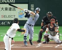 ２回、右前打を放つ佐藤輝（２４日）