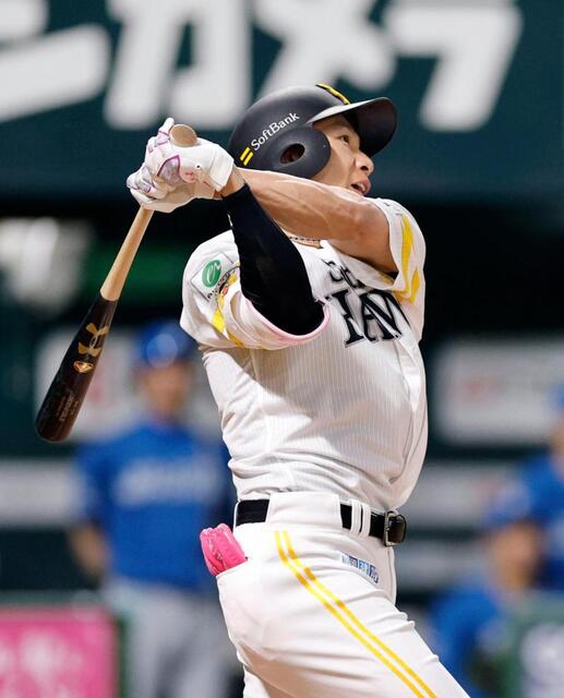 ３回、柳田が中越えに２ランを放つ