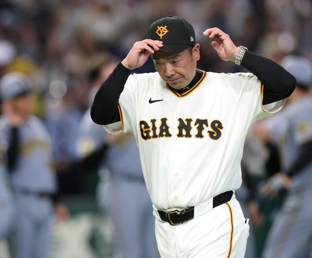 同一カード３連敗となり、ベンチへ引き上げる阿部監督（撮影・伊藤笙子）