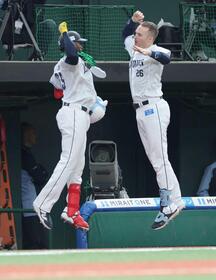 　６回、勝ち越し２ランを放ち、ネビン（右）とタッチを交わすカナリオ（撮影・西岡正）