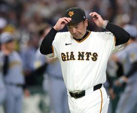 同一カード３連敗となり、ベンチへ引き上げる阿部監督（撮影・伊藤笙子）