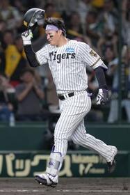 　２０日、中日戦でサヨナラ本塁打を放ち本塁に向かう阪神・森下＝甲子園