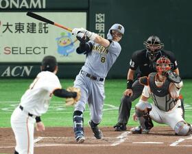 ２回、右前打を放つ佐藤輝（２４日）