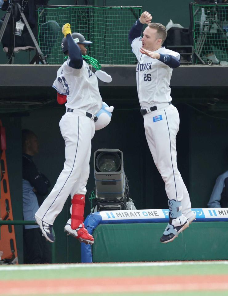 　６回、勝ち越し２ランを放ち、ネビン（右）とタッチを交わすカナリオ（撮影・西岡正）