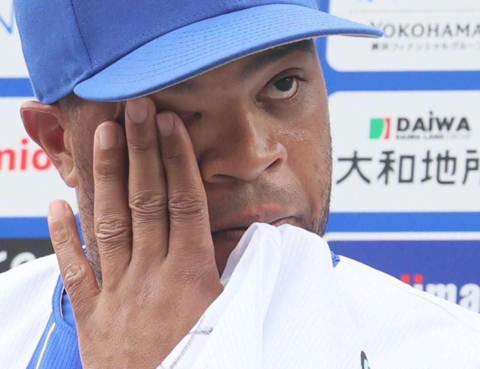 　目頭を押さえるビシエド（撮影・石井剣太郎）