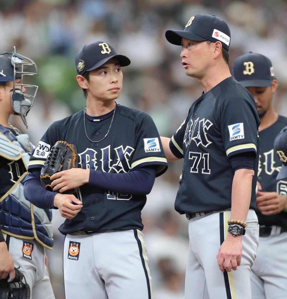 　１回途中、岸田監督（右）に降板を告げられる山岡（撮影・西岡正）