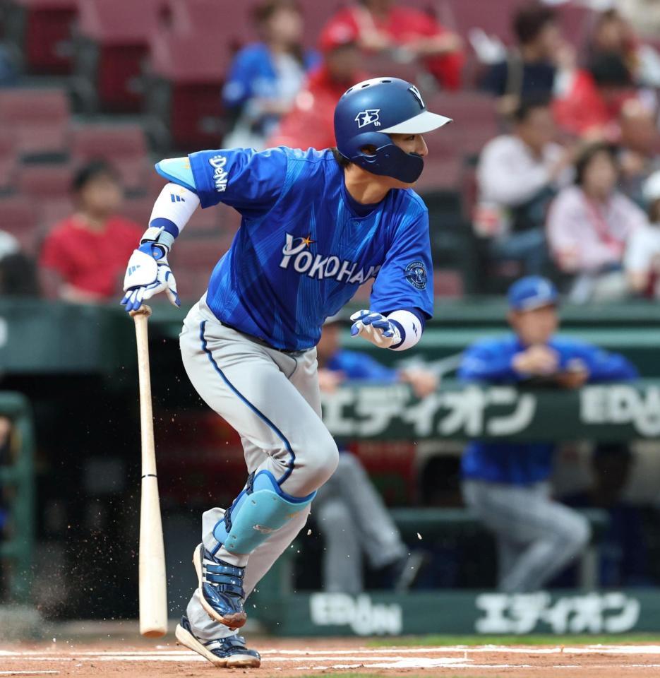 １回、内野安打を放つ度会（撮影・北村雅宏）