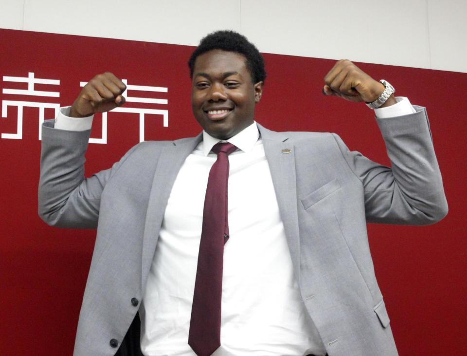 　巨人と支配下選手契約を結びポーズをとるティマ