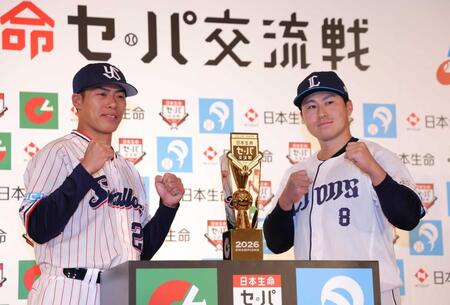 　ポーズをとる山野（左）と渡部