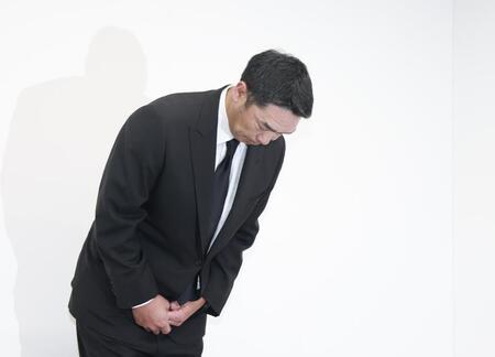 会見で頭を下げる阿部慎之助氏