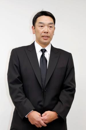 　辞任を表明するプロ野球巨人の阿部慎之助監督＝２６日午前、東京・大手町