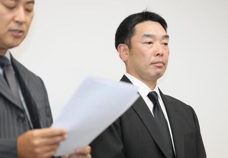 代理人が読み上げる娘の手紙を聞く阿部慎之助氏（撮影・石井剣太郎）
