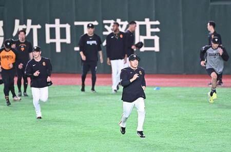 試合前、外野でダッシュをする則本（手前）ら巨人の投手陣（撮影・開出牧）