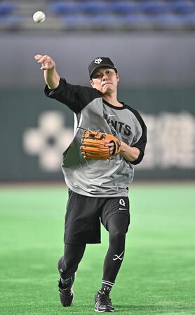 試合前の練習でキャッチボールする坂本（撮影・開出牧）
