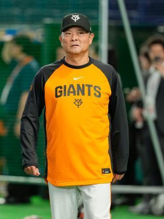 　ソフトバンク戦前の練習を見守る、巨人の橋上秀樹監督代行＝２６日、東京ドーム