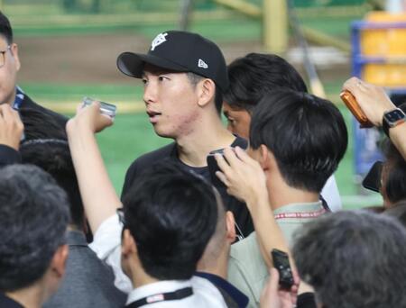 練習後、報道陣の質問に答える戸郷