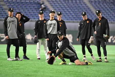 試合前の練習でノックを受ける大勢（手前）ら巨人の投手陣（撮影・開出牧）