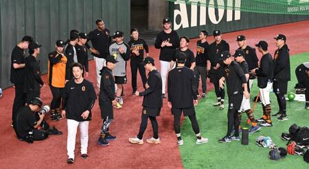 練習前、円陣を組む巨人の投手陣（撮影・冨永豊）