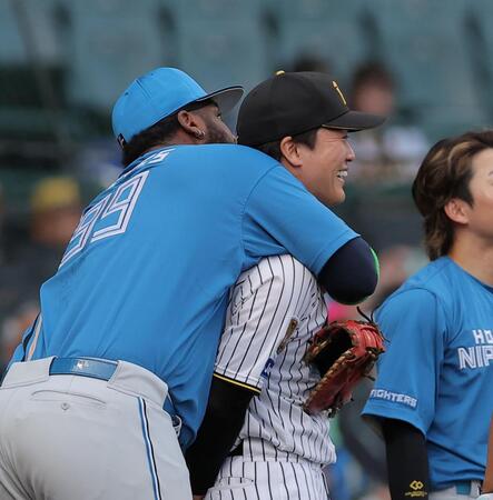 　レイエス（左）に抱きつかれる伏見（撮影・西田忠信）