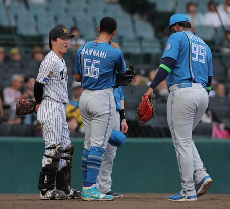 （右から）レイエス、万波中正と言葉を交わす伏見（撮影・西田忠信）