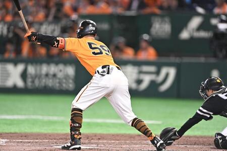 ５回、空振り三振に倒れた若林（撮影・開出牧）