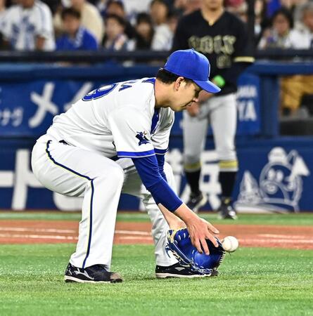 ５回、宗の打球を処理する平良（撮影・持木克友）