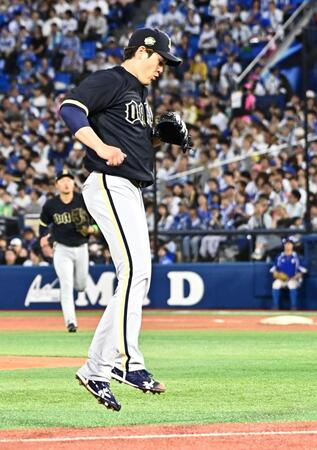 ４回、ＤｅＮＡ打線を３者凡退に仕留めジャンプしながらベンチに引き上げる九里（撮影・持木克友）