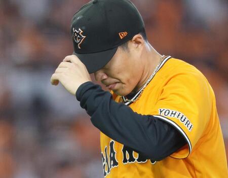 ５失点した３回を終え、ベンチに戻る則本