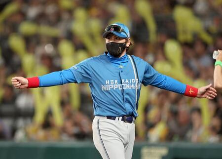 ７回、選手交代を告げベンチへ戻る新庄監督（撮影・田中太一）