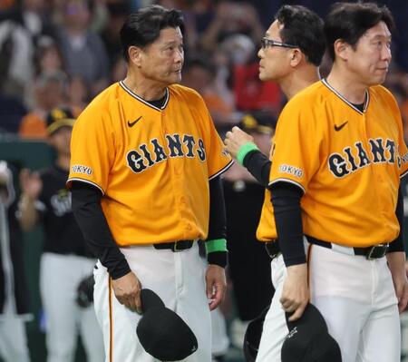 ソフトバンクに敗れ、客席に向かいあいさつをする橋上監督代行（左）