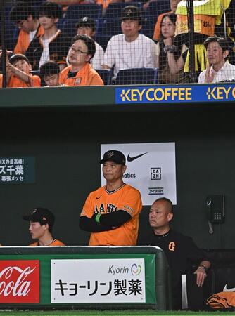 ８回、ベンチで腕組みしながら戦況を見守る橋上監督代行（撮影・開出牧）