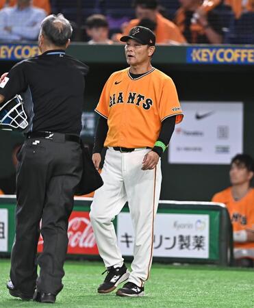 ６回、投手交代を告げる橋上監督代行（撮影・開出牧）