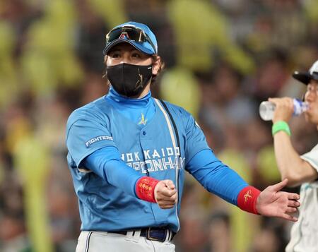 ７回、選手交代を告げベンチへ戻る新庄監督（撮影・田中太一）