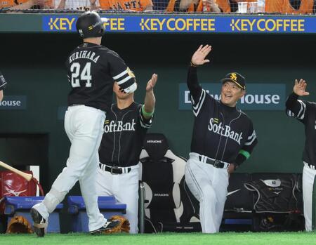 ３回、３ランを放った栗原（左）を迎える小久保監督
