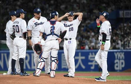 ７回、打者・渡部を迎え、ナインにハッパを掛ける池山監督（右）＝撮影・佐藤厚