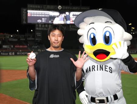お立ち台でポーズをとる八木（左）＝撮影・北村雅宏